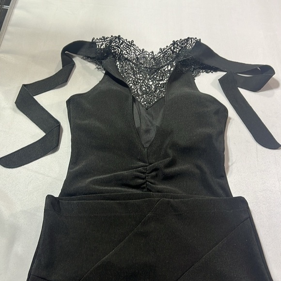 Emerald Sundae Dresses & Skirts - Emerald sundae bodycon lace dress size small